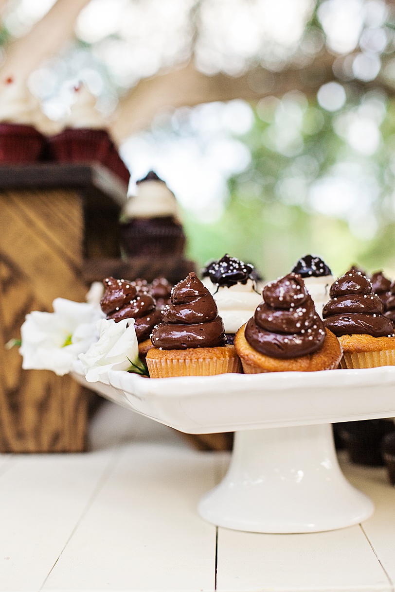 Cupcake Photos at Charleston Wedding Venue | Kaitlin Scott Photography