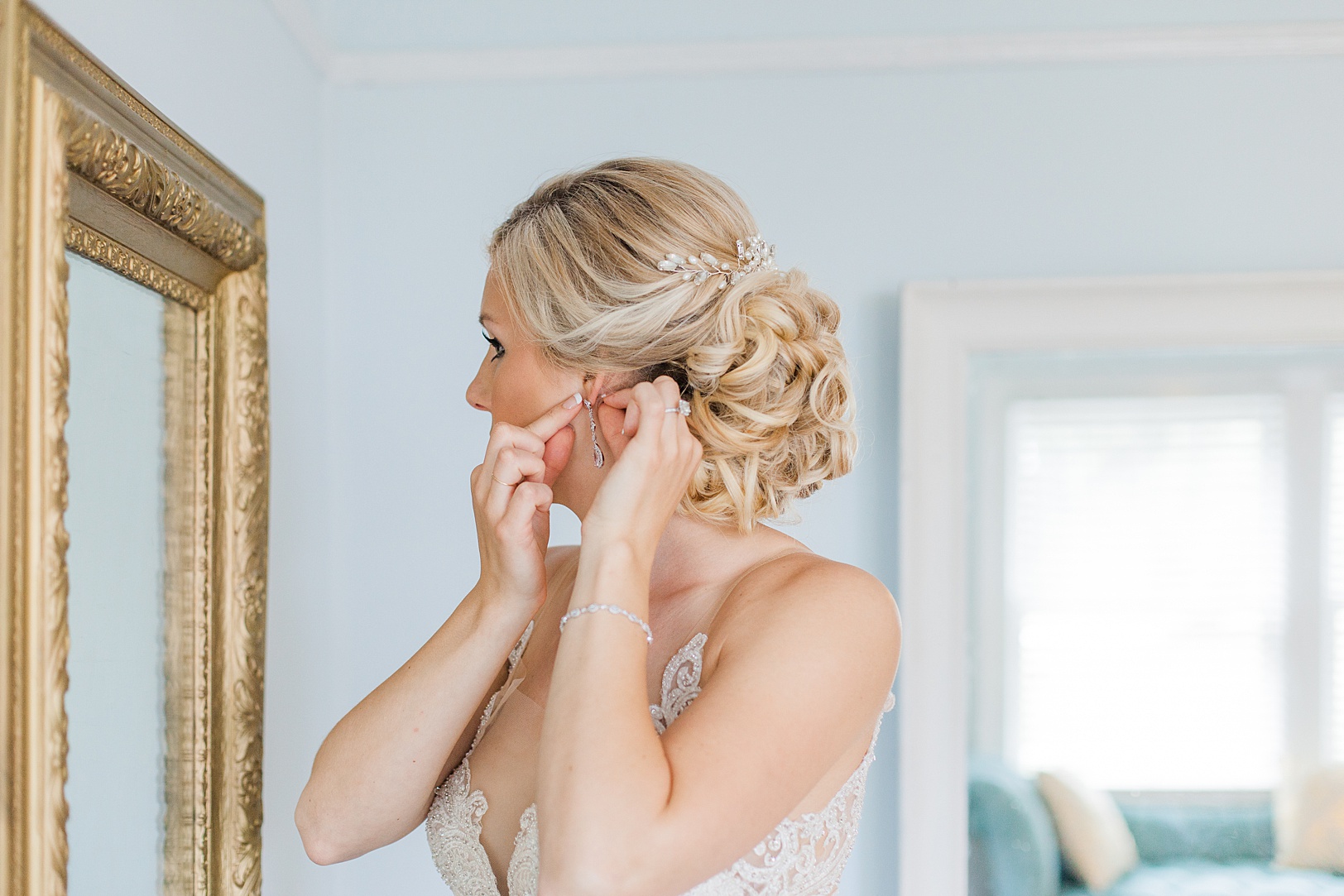 Bride Getting Ready at Wingate Plantation Bridal Suite | Kaitlin Scott Photography