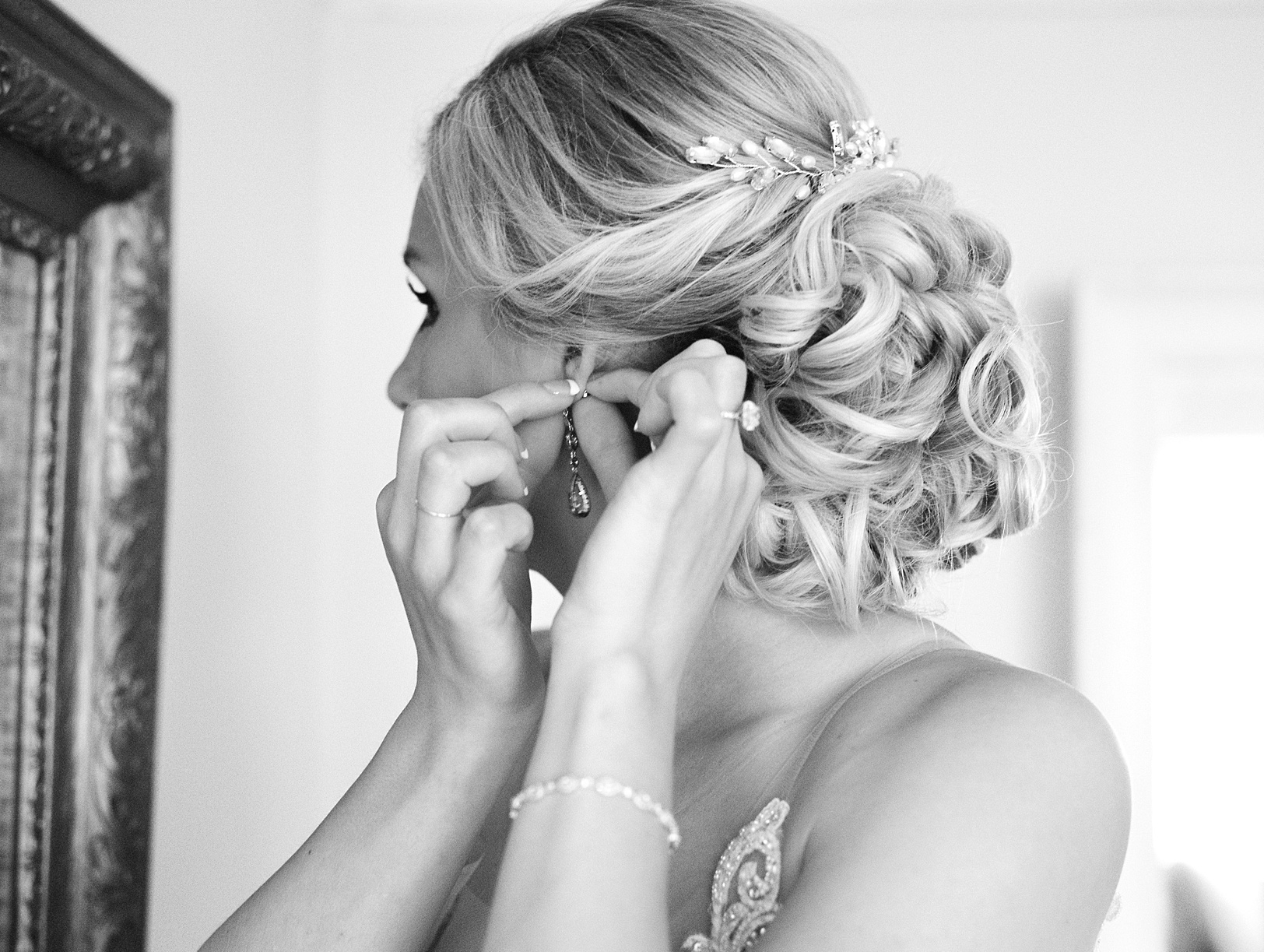 Black and White of Bride putting in earrings | Kaitlin Scott Photography