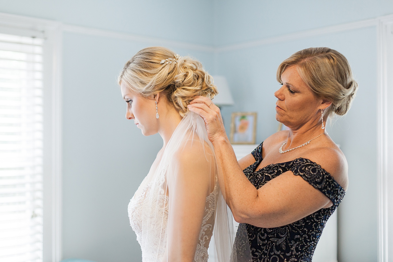Mother of Bride helping with Daughter's Veil | Kaitlin Scott Photography
