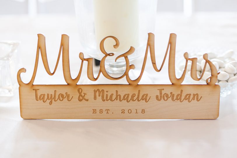 Mr & Mrs wooden wedding sign | Kaitlin Scott Photography