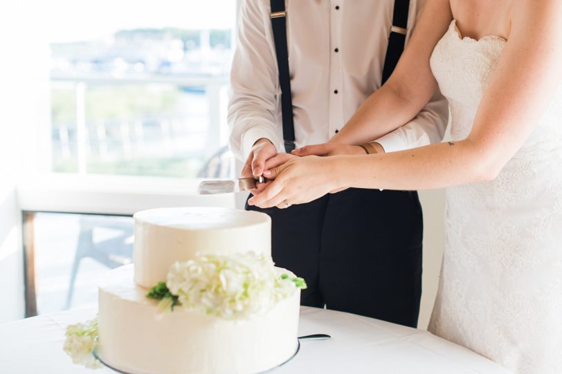 Bride and Groom cutting the cake at Charleston Yacht Club | Kaitlin Scott Photography