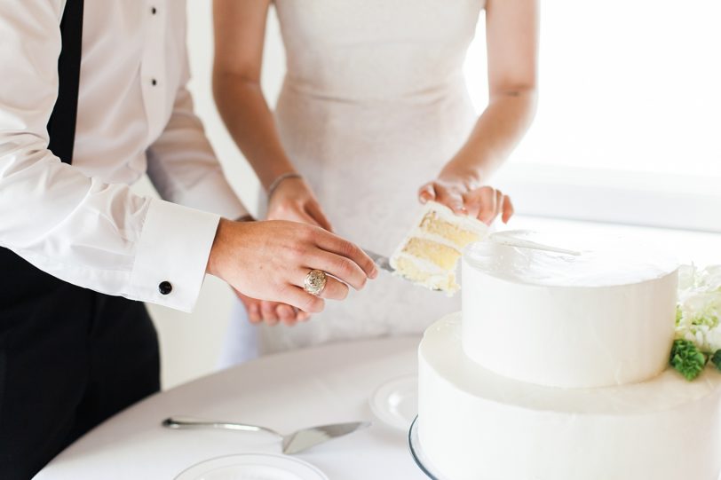 Charleston Yacht Club cutting the wedding cake | Kaitlin Scott Photography