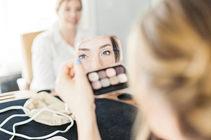 Bridesmaid doing her makeup with mirror | Kaitlin Scott Photography