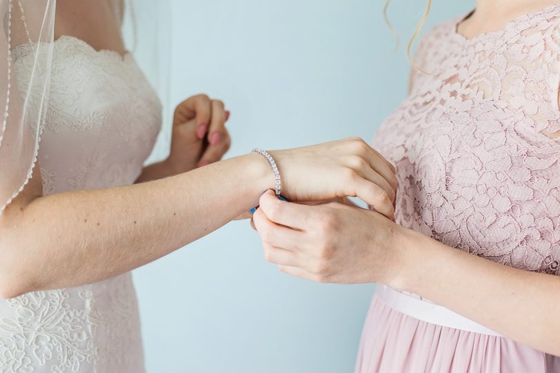 Maid of Honor helping her sister get ready for wedding | Kaitlin Scott Photography