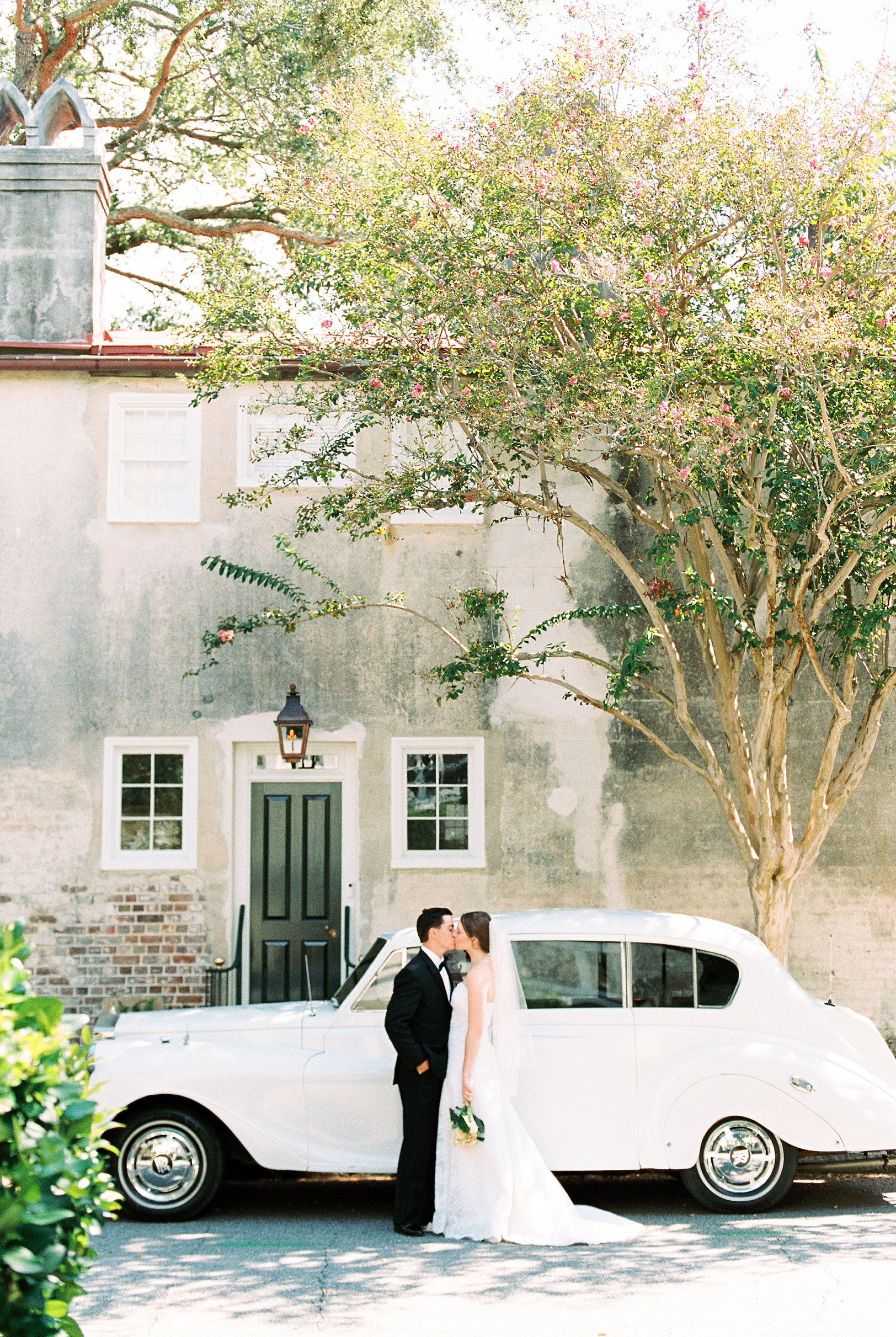 Charming Charleston Wedding Portraits South of Broad with limo | Kaitlin Scott Photography