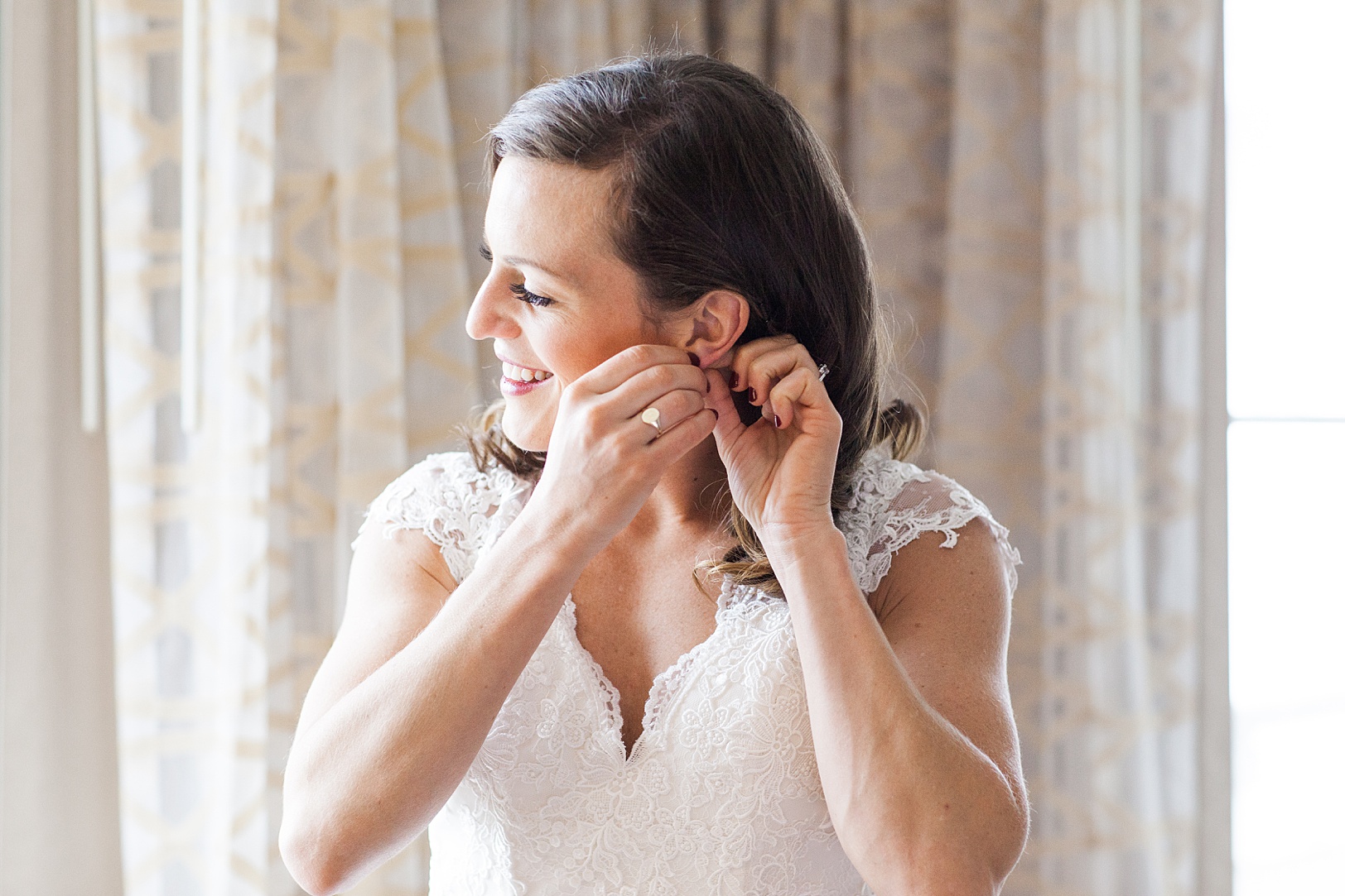 Charleston Bride putting on earrings | Kaitlin Scott Photography