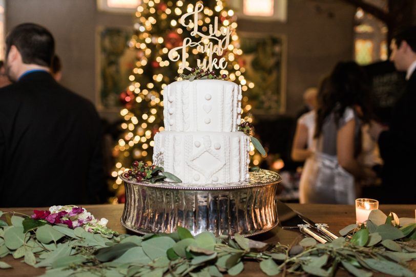 Christmas wedding cake like sweater | Kaitlin Scott Photography