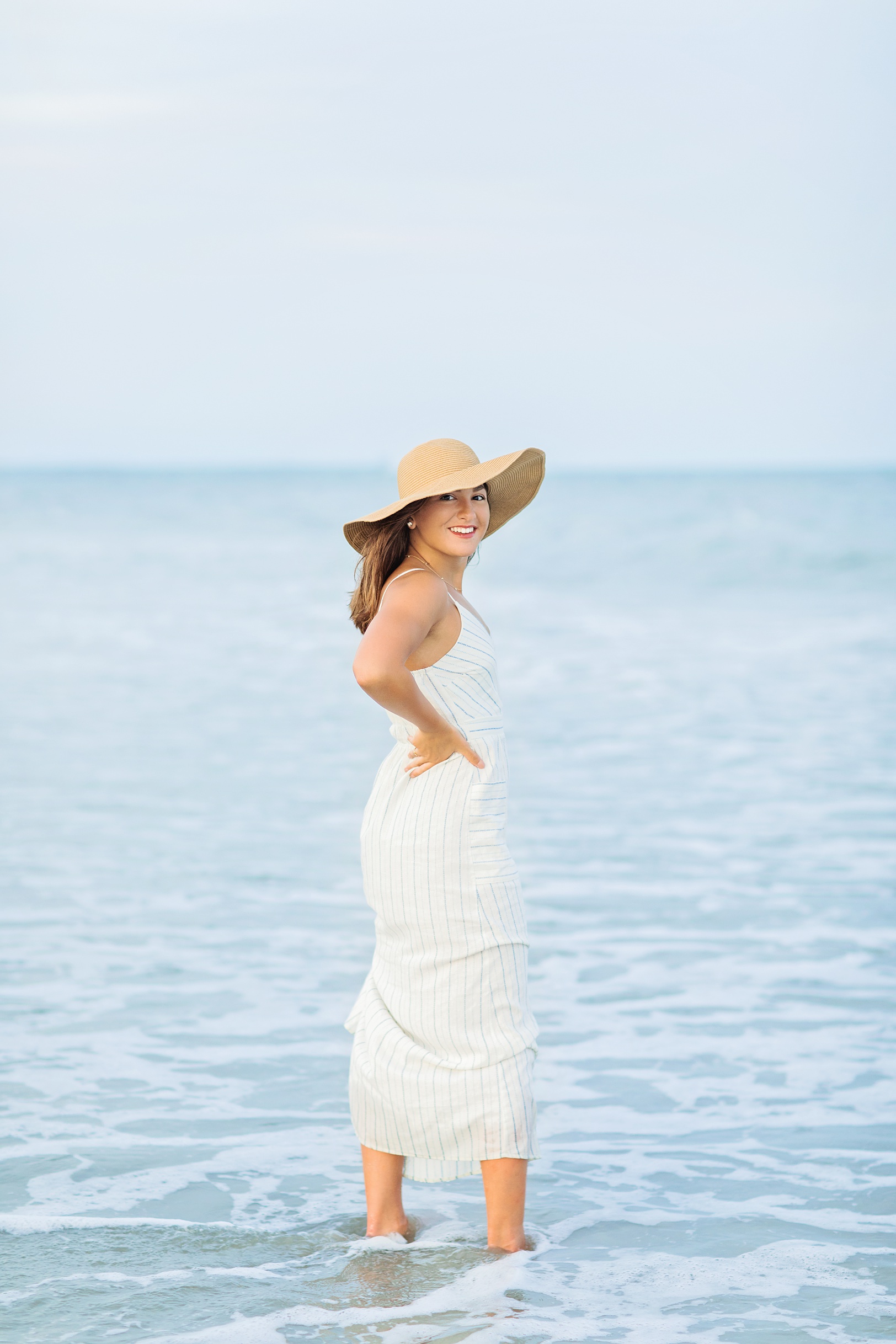 Girl with sunhat and white dress at the ocean in Charleston | Kaitlin Scott Photography