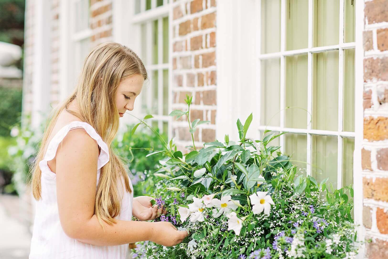 Girl looking at Charleston Window Box in the Holy City | Kaitlin Scott Photography