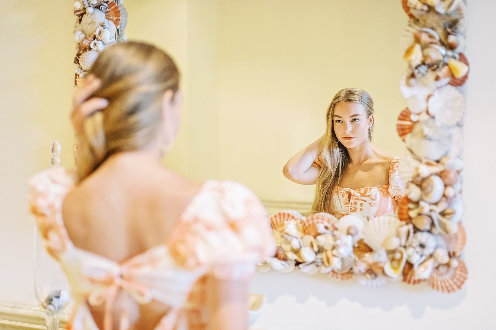 Girl looking in mirror | Charleston Senior Photographer Kaitlin Scott