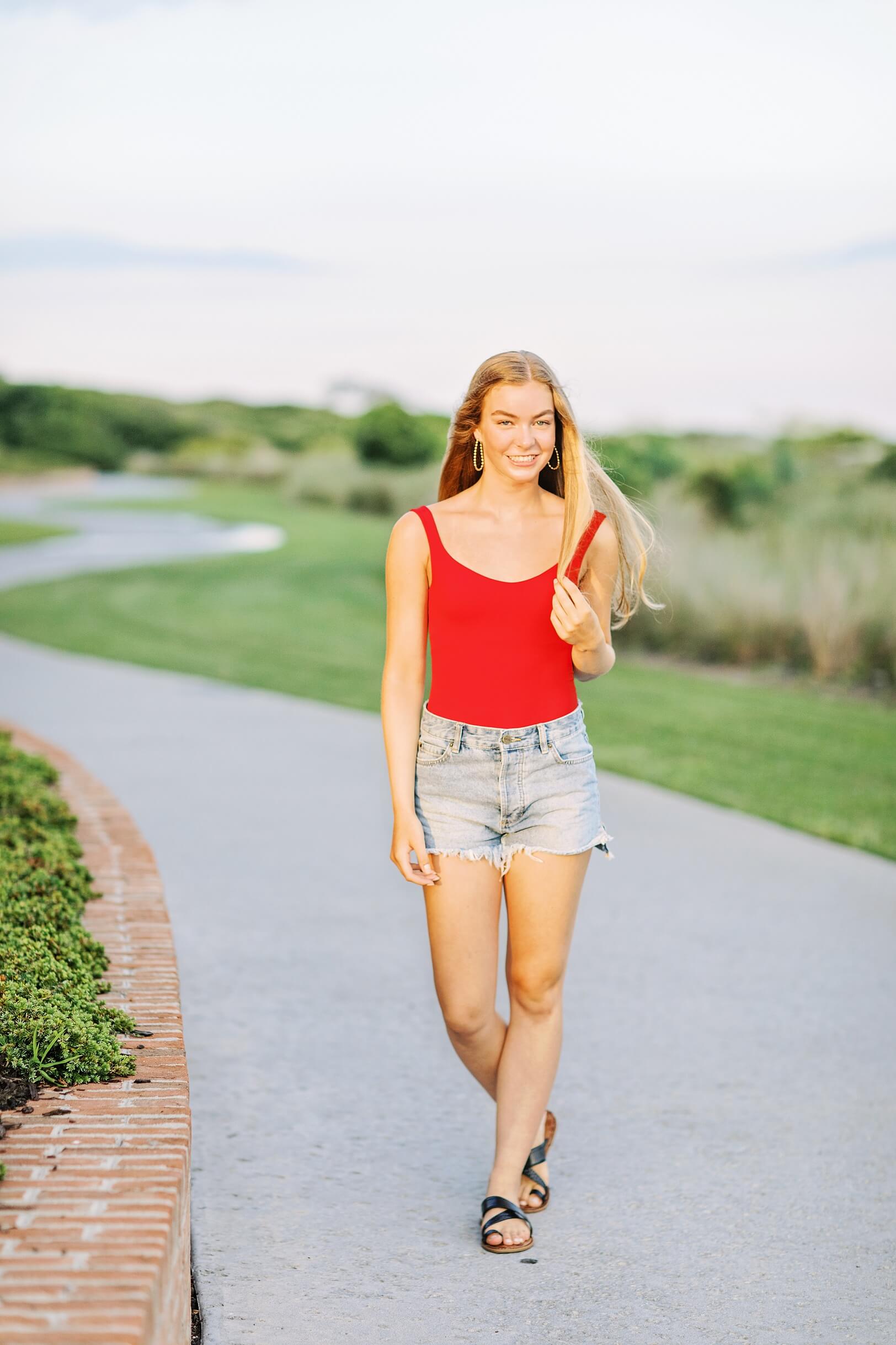 Red top with jean shorts, outfit ideas for senior pictures