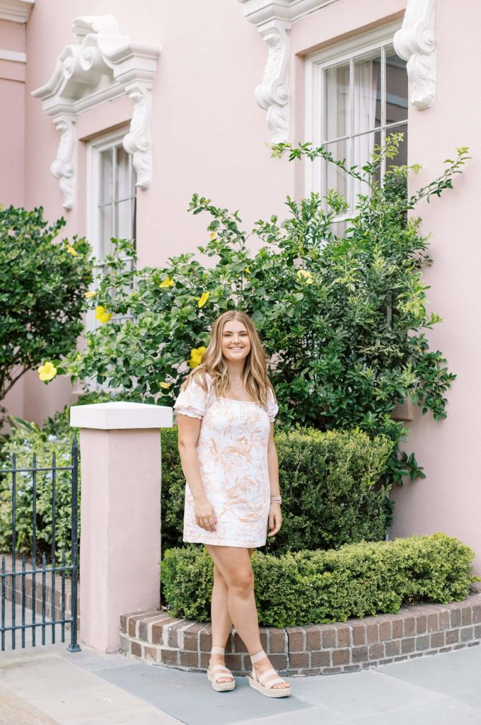 Pink house in Charleston Senior Portraits | Kaitlin Scott