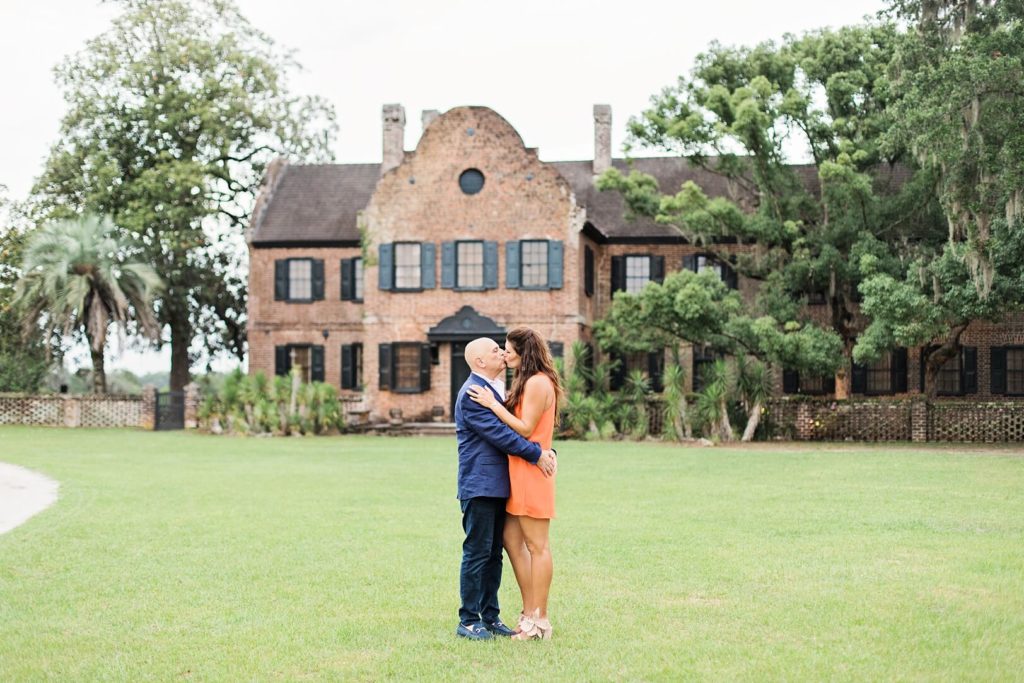 Couple kissing at Middleton Place | Kaitlin Scott Photography