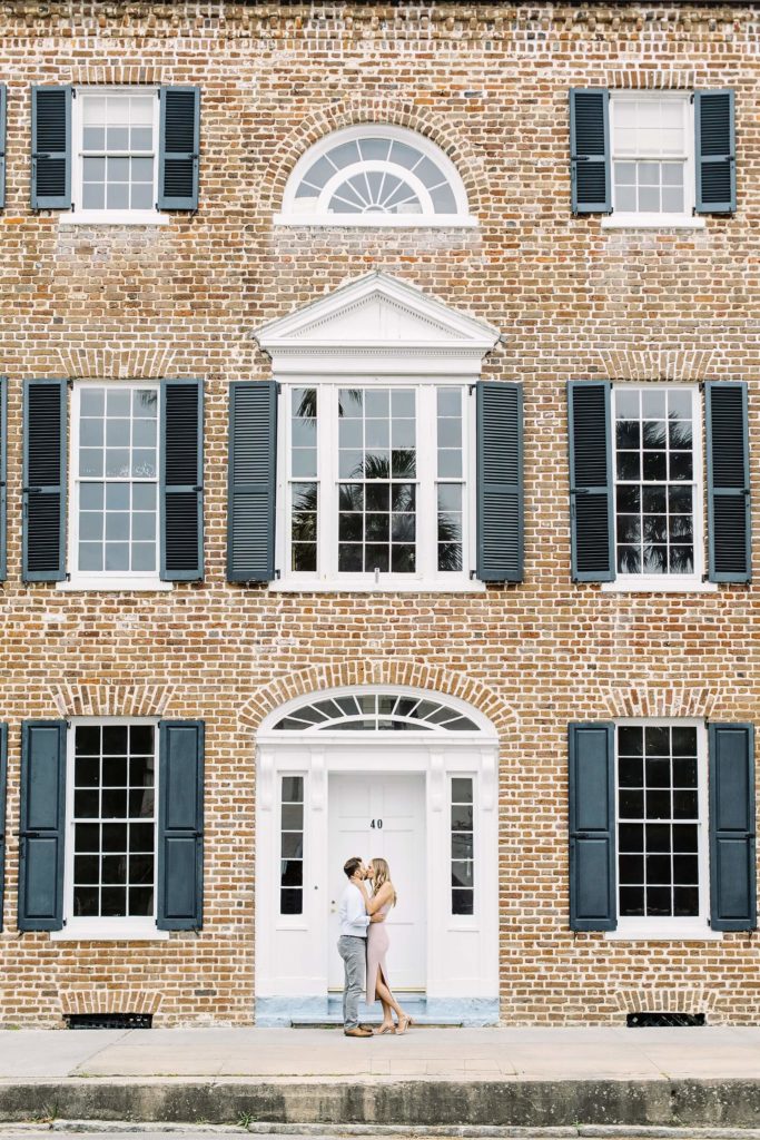 Historic Charleston brick building | Couple kissing