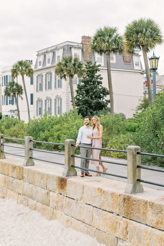 Couple looking out over Charleston Battery | Kaitlin Scott Photography